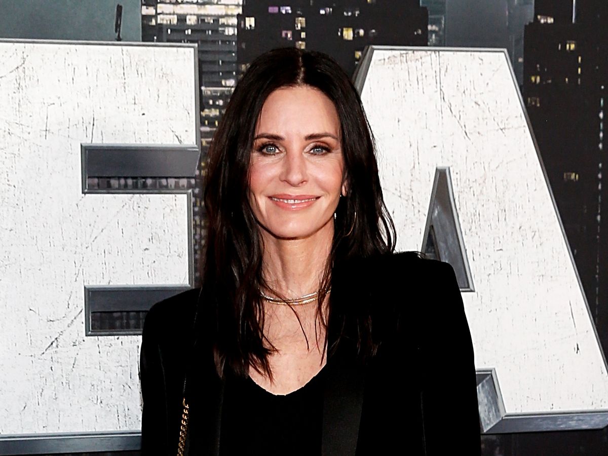 courteney cox attends the world premiere of paramounts news 